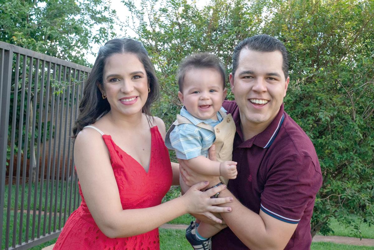 O lindo e sorridente Teodoro, que comemorou seu primeiro aniversário ontem, ao lado dos pais Letícia Oliveira Assunção e Lucas Assunção (Foto/Rose Queiroz)