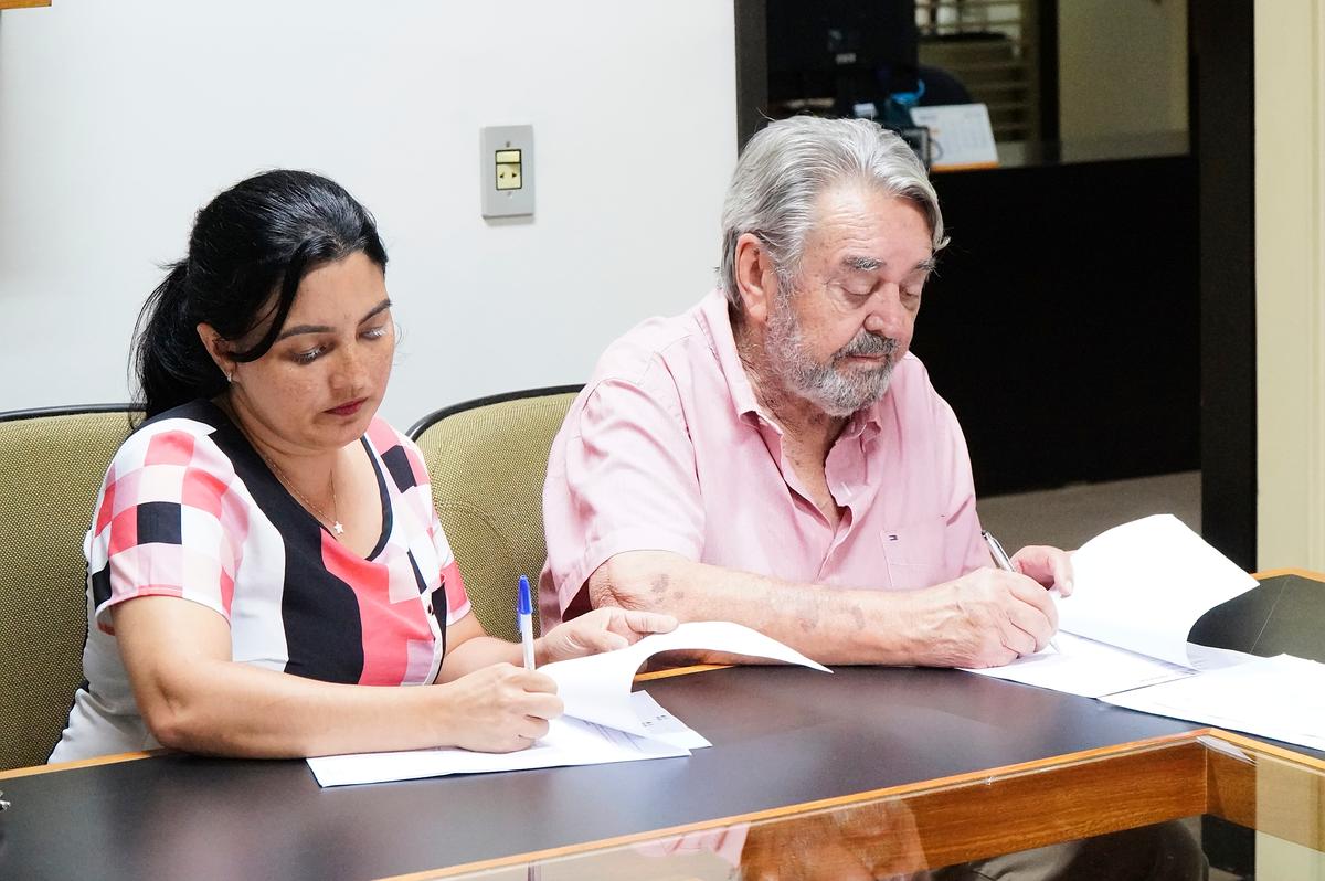 Secretária municipal de Saúde, Valdilene Rocha, e o reitor da Uniube assinaram o convênio nesta semana  (Foto/Divulgação)