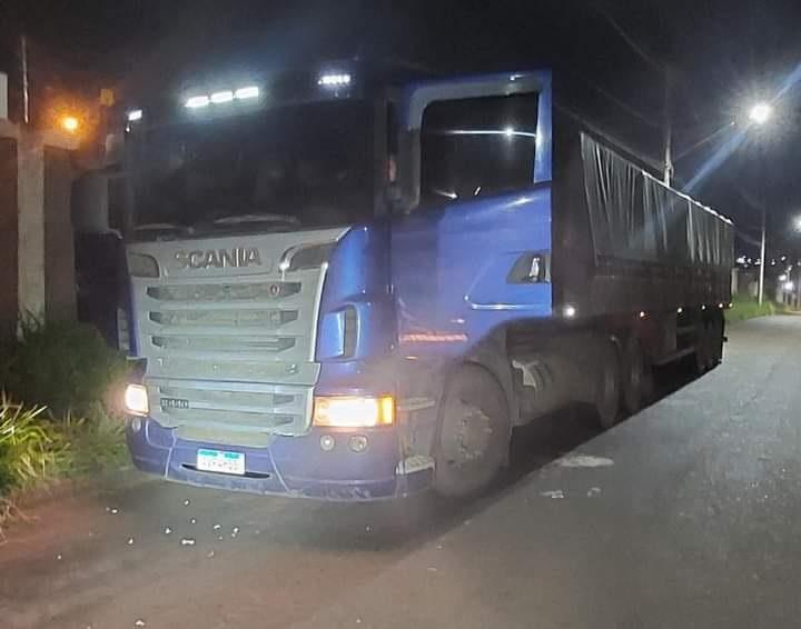 Caminhão carregado de soja que foi tomado em assalto em Itumbiara e localizado em Uberaba, quando passava por processo de troca de placas (Foto/Divulgação)