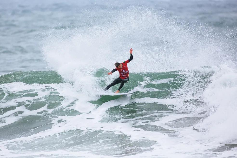 Chumbinho venceu a bateria inicial e foi o primeiro brasileiro a avançar às oitavas em Bells  (Foto/Beatriz Ryder/World Surf League)