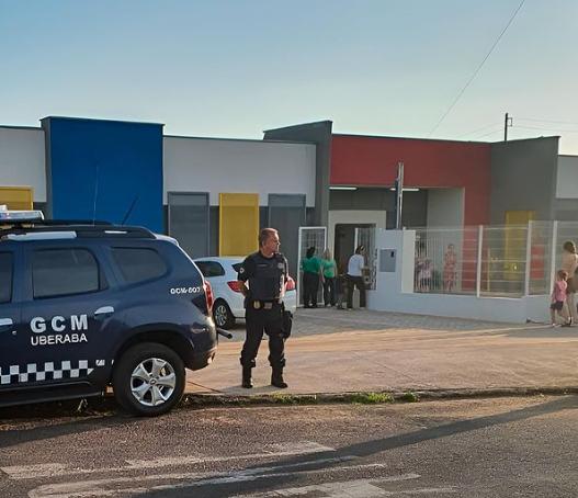 Ação preventiva da Guarda Civil Municipal na porta de unidades escolares de Uberaba (Foto/Divulgação/GCM)