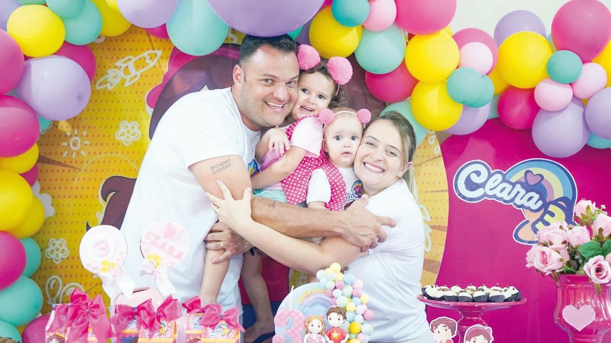 Comemoração em dose dupla. As irmãs Clara e Celine Fabiano completaram 3 e 1 aninho e ganharam festa linda e animada dos pais Diego e Mary Fabiano (Foto/Arquivo Pessoal)