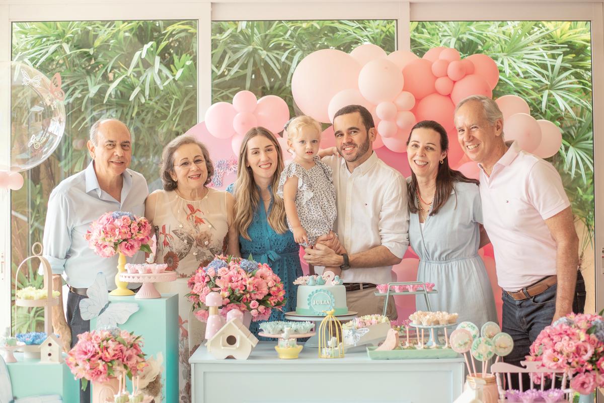 A aniversariante e seus pais ladeados pelos avós da pequena (Fotos/Selem Fotografia)