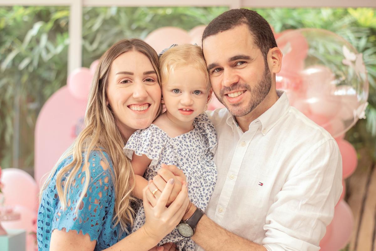 Elines Resende Botelho e Marcos Franco Botelho comemoraram os dois anos da pequena Júlia em família (Fotos/Selem Fotografia)