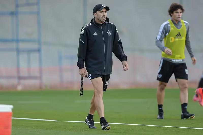 Eduardo Coudet comandou o treino na Cidade do Galo nesta segunda-feira (10) (Foto/Pedro Souza/ Atlético)