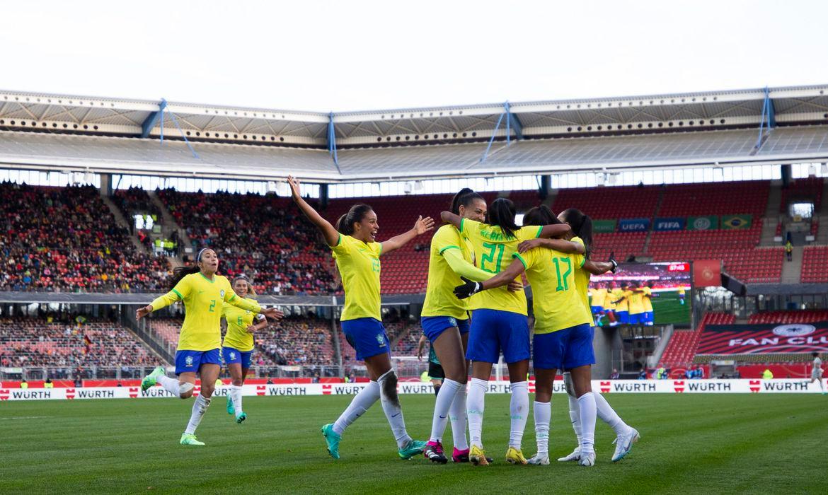 Mesmo na condição de visitante, a seleção brasileira mostrou coragem para adiantar suas linhas e pressionar a saída (Foto/Agência Brasil)