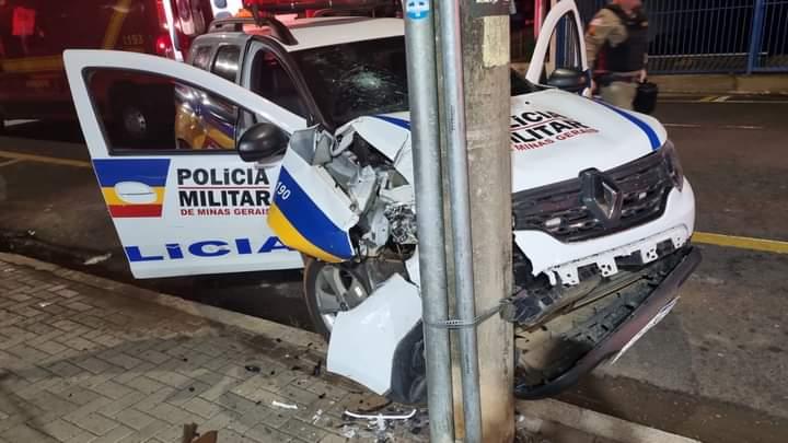 A frente da viatura ficou danificada após a colisão no poste da avenida Prudente de Moraes, na madrugada de quarta-feira (Foto/Divulgação)