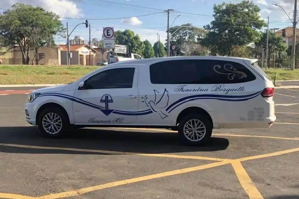 Criminosos ainda fugiram no carro funerário (Foto/Reprodução/Facebook)