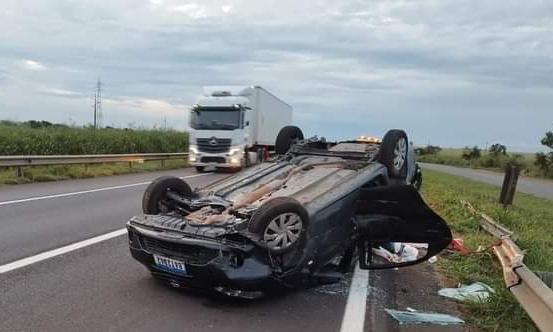 Carro tombado na BR-050 (Foto/Divulgação)