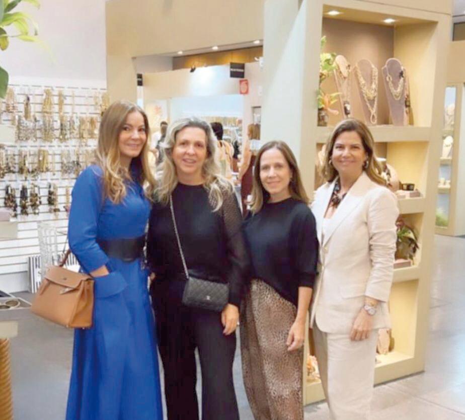 Ana Paula recebendo em seu stand as amigas, Mônica Abreu, Ana Lúcia de Lorenzo e Dine Saliba Nogueira (Foto/Arquivo Pessoal)