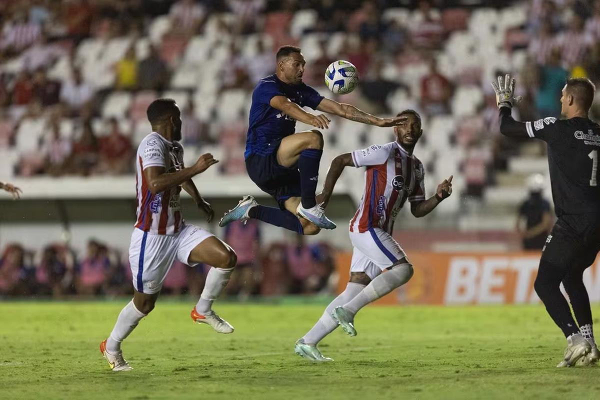 Gilberto quase marcou no primeiro tempo (Foto/Staff Images/Cruzeiro)