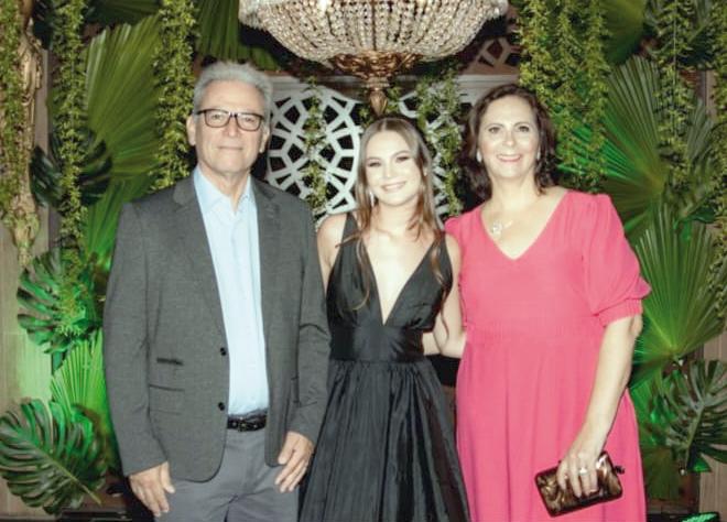 A aniversariante ladeada pelos avós maternos queridos, José Sérgio e Beatriz Gomes (Foto/Re Pinheiro)