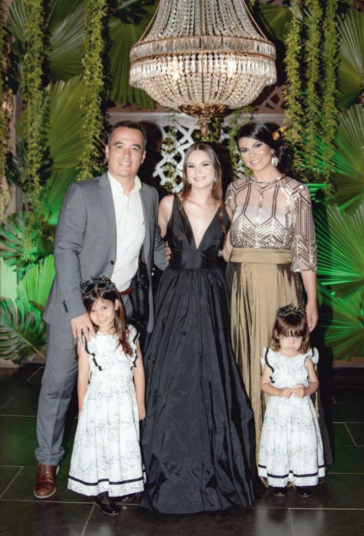 A aniversariante ladeada pelo padrasto Rogério Paiva, pela mãe Mariana Gomes e as irmãs Olívia e Luiza (Foto/Re Pinheiro)