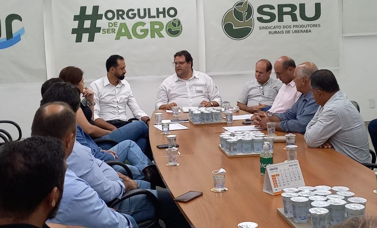 Deputado Maurício do Vôlei se reuniu nesta sexta com dirigentes do Sindicato Rural de Uberaba  (Foto/Divulgação)