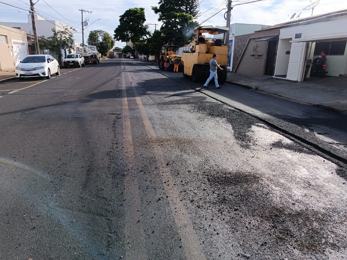 Recapeamento asfáltico na rua Oswaldo Cruz, em Uberaba (Foto/Divulgação Sesurb)