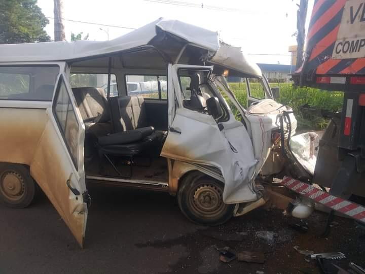 A frente da Kombi ficou destruída após a colisão na carreta que estava estacionada no Distrito Industrial 2  (Foto/Divulgação)