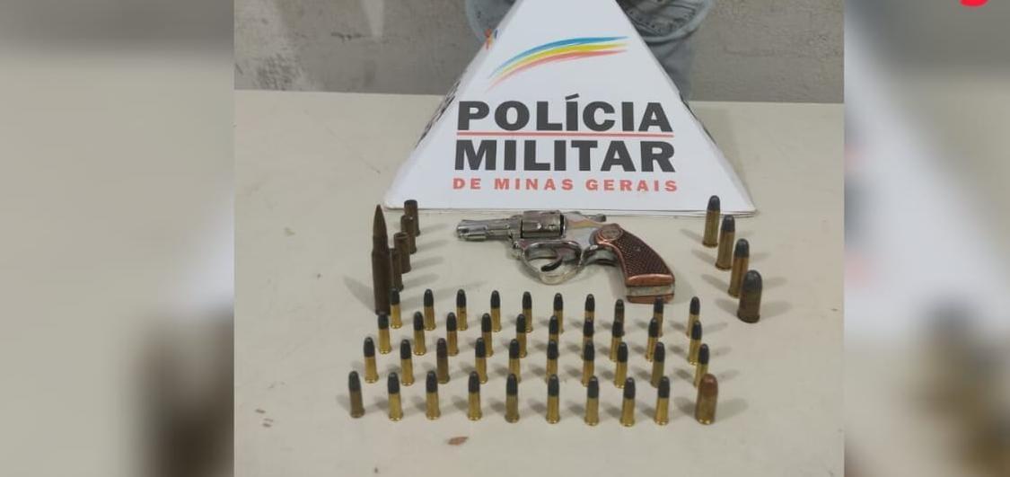 Arma e munições encontradas dentro da casa do menor, que assumiu a propriedade  (Foto/Divulgação)