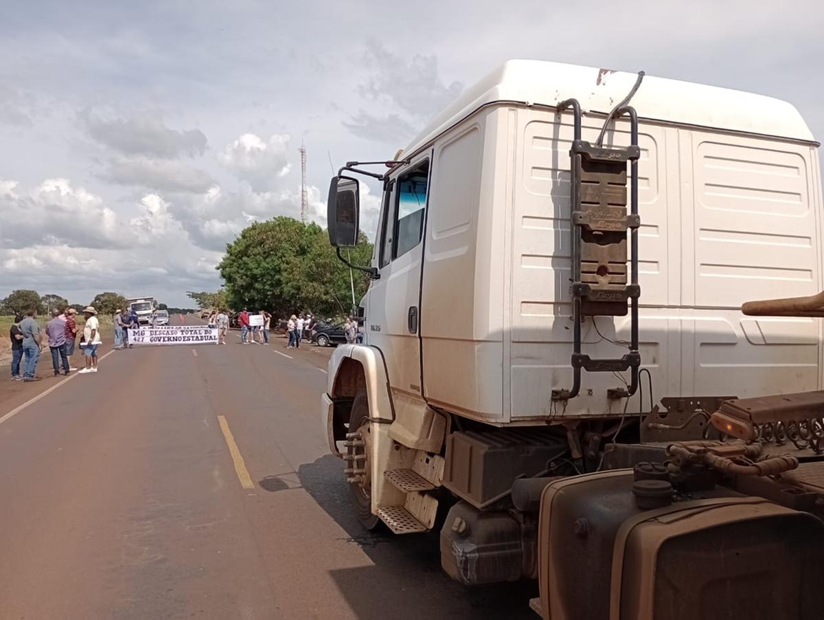 A manifestação acontece no KM10 da rodovia MG-427 (Foto/Jairo Chagas/Jornal da Manhã)