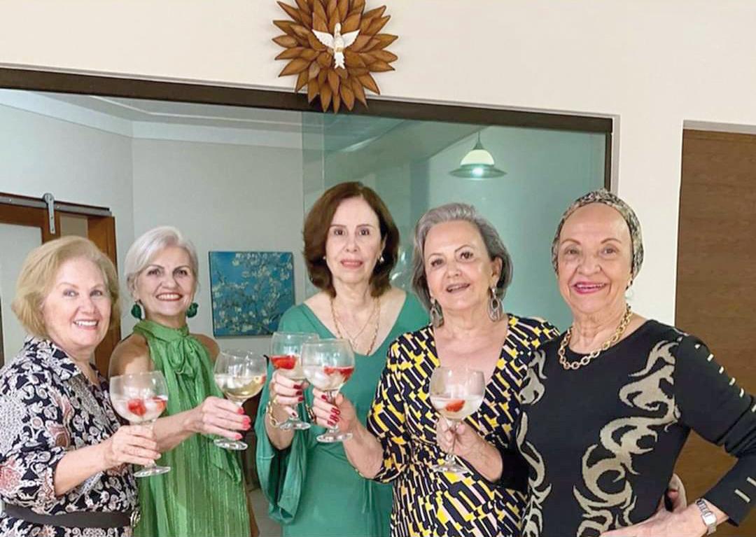 Aniversariante do início do mês, Mônica Paiva Martins ganhou brindes das amigas Telma, Cleide, Bibi e Maria Zilda (Foto/Arquivo Pessoal)