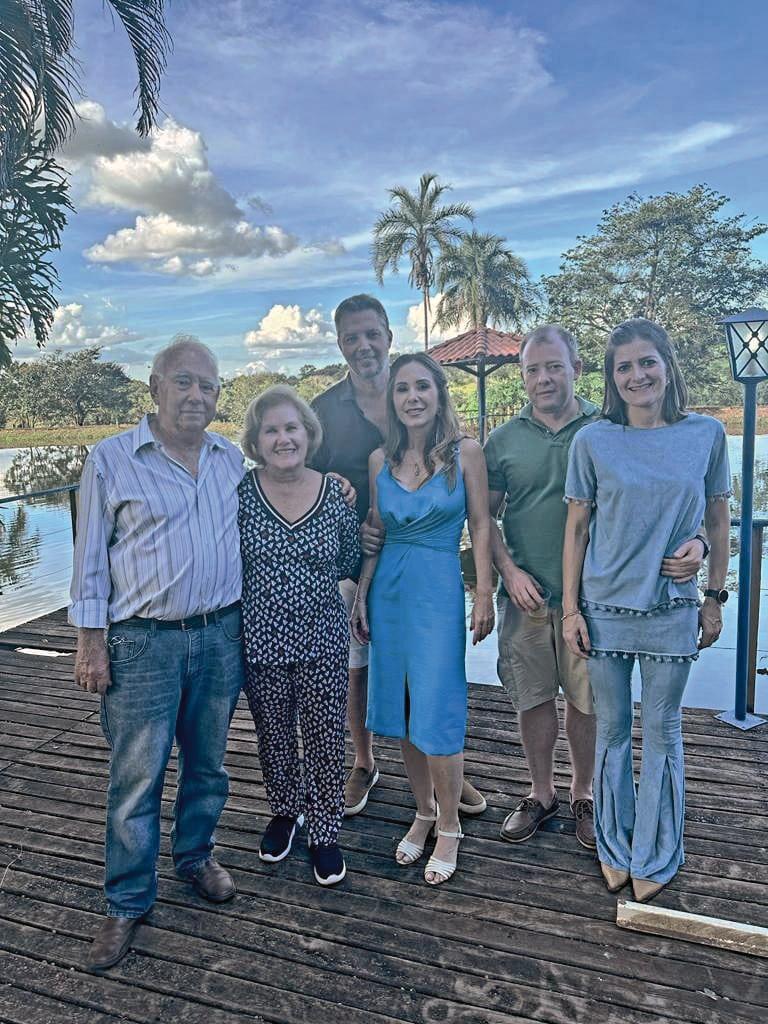 Os casais anfitriões Marcela e André, Milton Júnior e Ana Helena com os pais Telma e Milton Castro (Foto/Arquivo Pessoal)