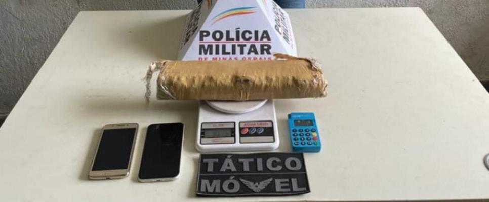 Junto com o tablete de maconha foram apreendidos ainda telefones celulares e uma maquininha de cartão, que poderia estar sendo usada para a venda de entorpecentes  (Foto/Divulgação)