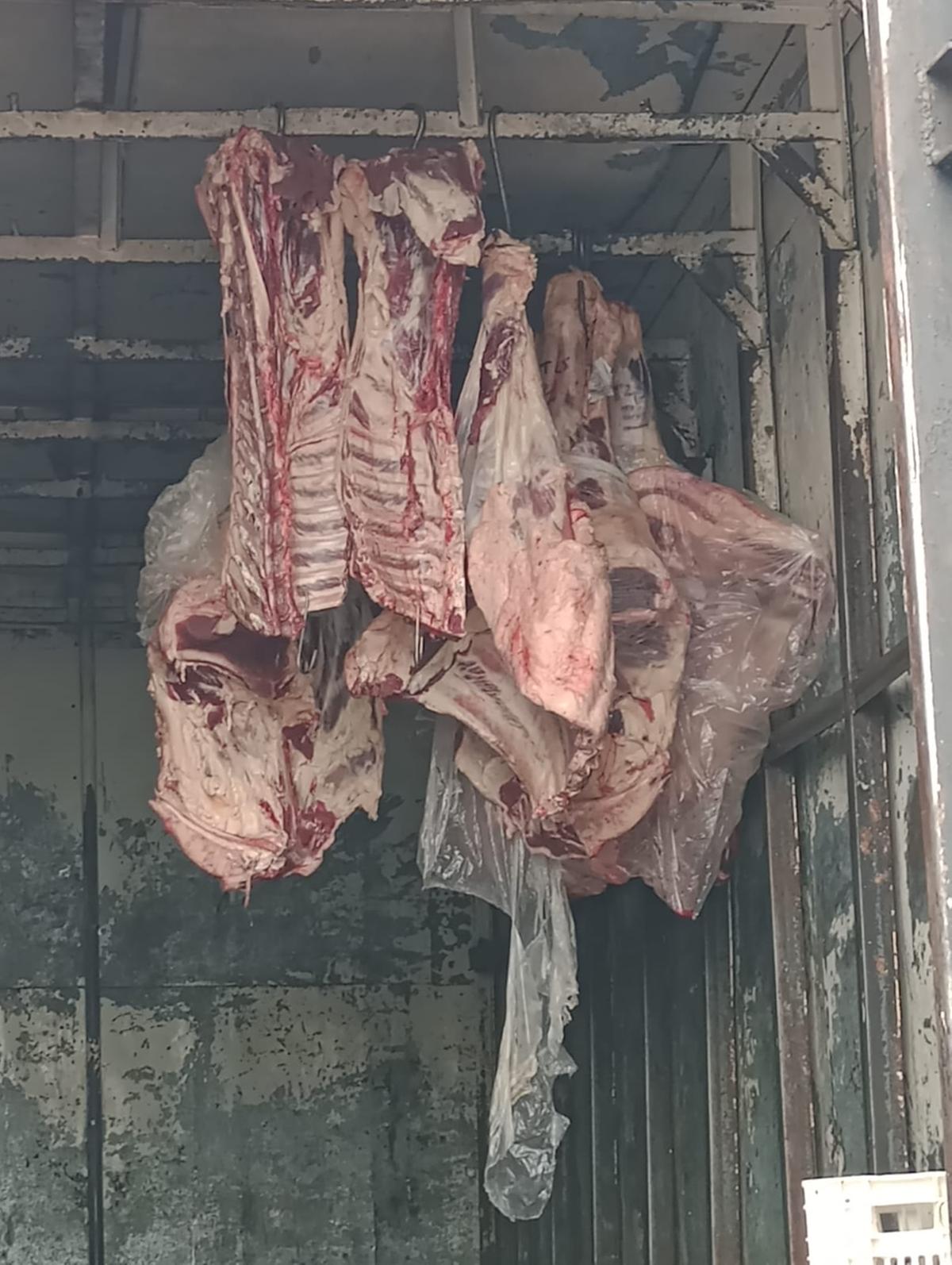 Carnes apreendidas por armazenagem irregular em açougue de Uberaba (Foto/Jairo Chagas)