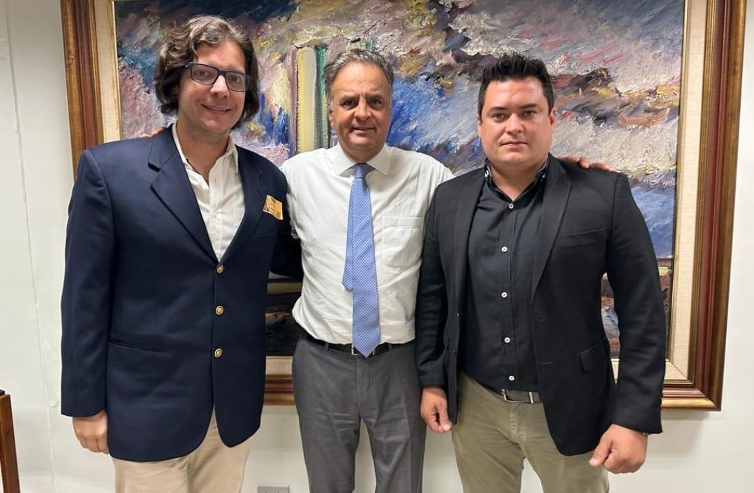 Aécio ajudou a recepcionar os uberabenses Tiveron e Mariscal (Foto/Divulgação)