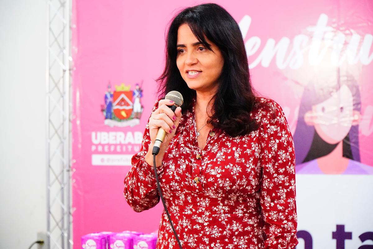 Durante evento realizado ontem de entrega simbólica de absorventes a secretária Gicele Gomes deu início à execução do programa de dignidade menstrual para mulheres em vulnerabilidade social  (Foto/Divulgação)