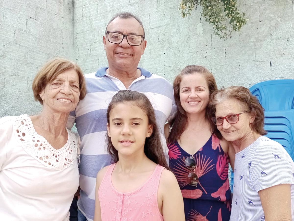 Paulo Leão Filho comemorou seus 55 anos ao lado da mãe Regina, da esposa Leonildes, da filha Lavínia e da sogra Maria Idelma. Felicidades! (Foto/Arquivo Pessoal)