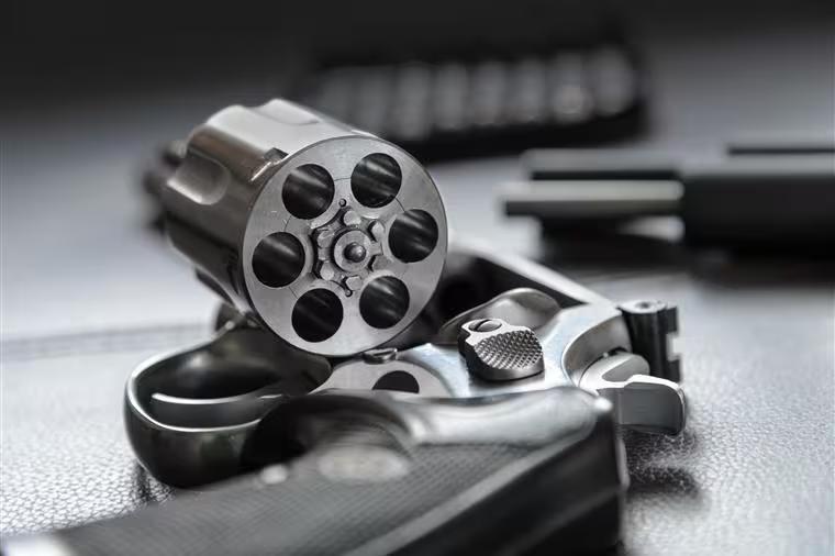 Adolescente manuseava arma quando atirou na cabeça do amigo em MG (Foto/Shutterstock)