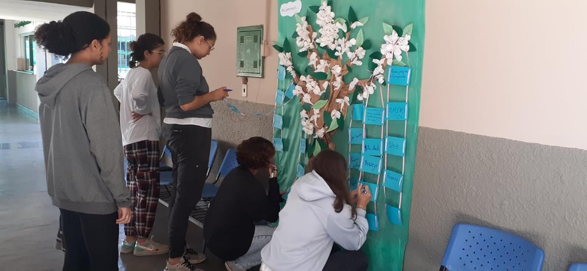 Os participantes do projeto, que integram o Núcleo de Atendimento às Pessoas com Necessidades Especiais, construíram uma “árvore da paz” (Foto/Divulgação)