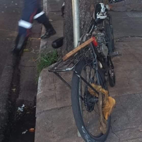 A bicicleta motorizada ficou destruída após a colisão na traseira do Gol, na avenida Santos Dumont (Foto/Divulgação)