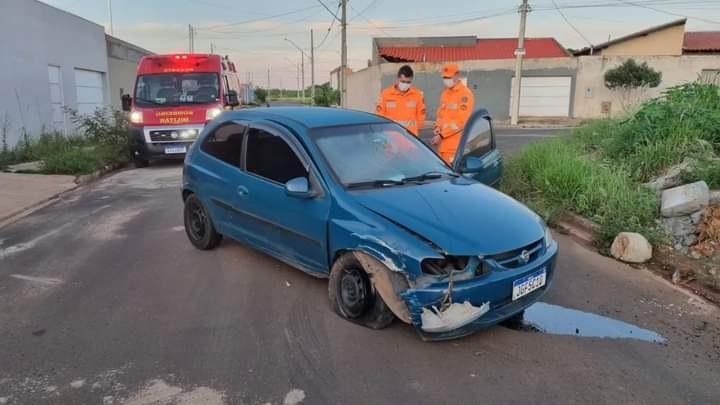 Carro ficou com a frente destruída e precisou ser removido por guincho (Foto/Divulgação)