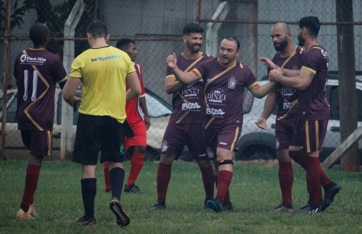 Dinei comemora seu gol marcado contra o Leblon. (Foto/Divulgação)