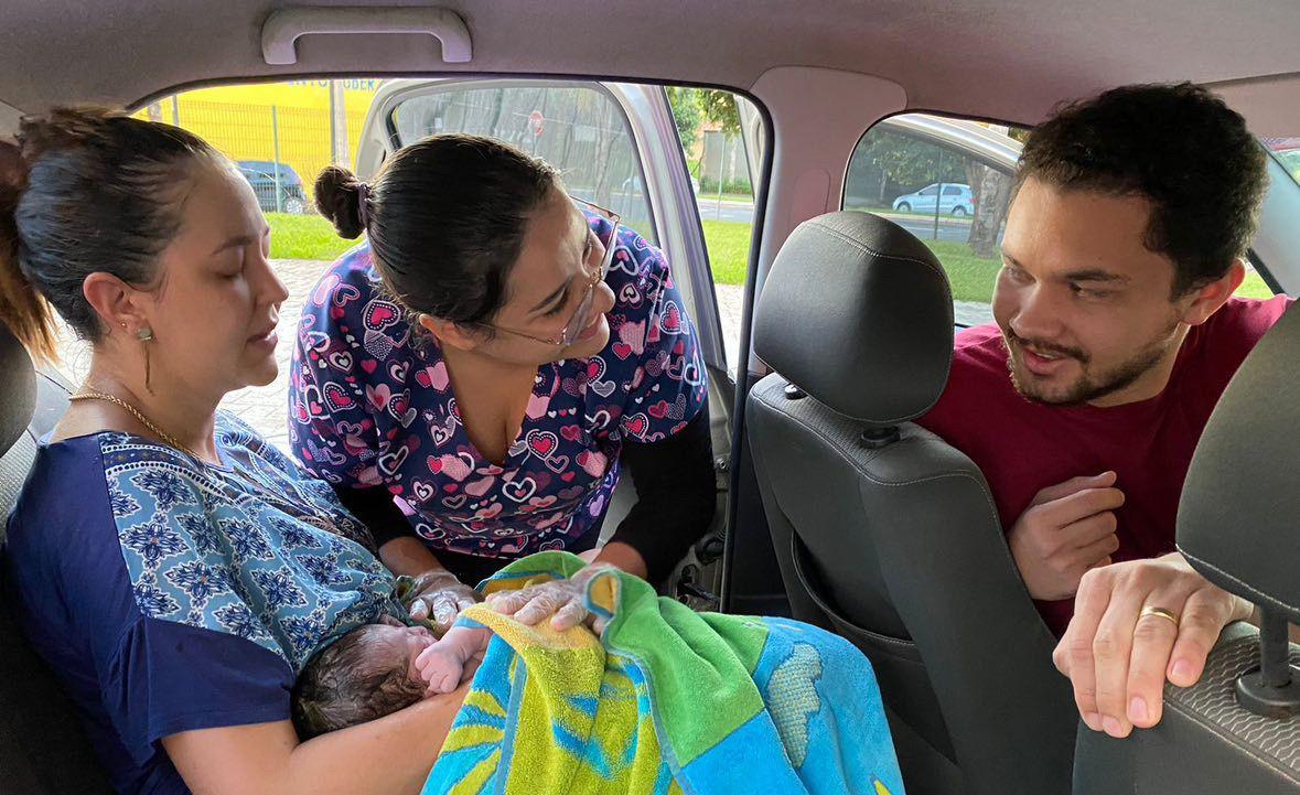 Laura e Igor Rezende tiveram a ajuda de enfermeira para o parto de Júlia (Foto/Reproução)