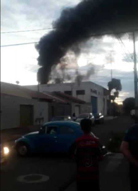 Incêndio em fábrica de produtos de limpeza em Uberaba (Foto/Reprodução)