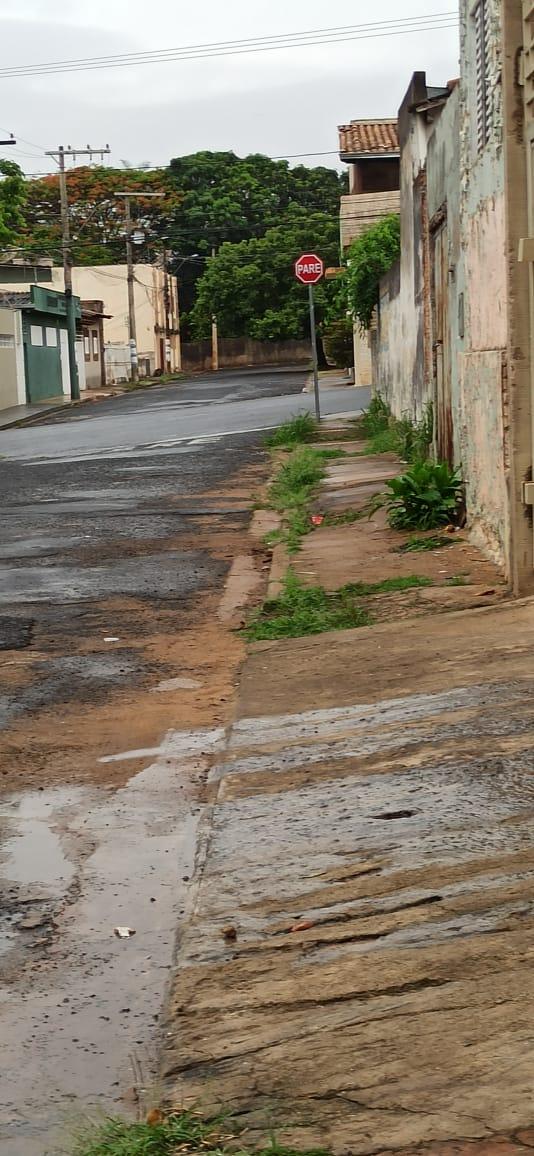 Chorume deixado na rua pelo descarte de produtos (Foto/Divulgação/Denúncia)