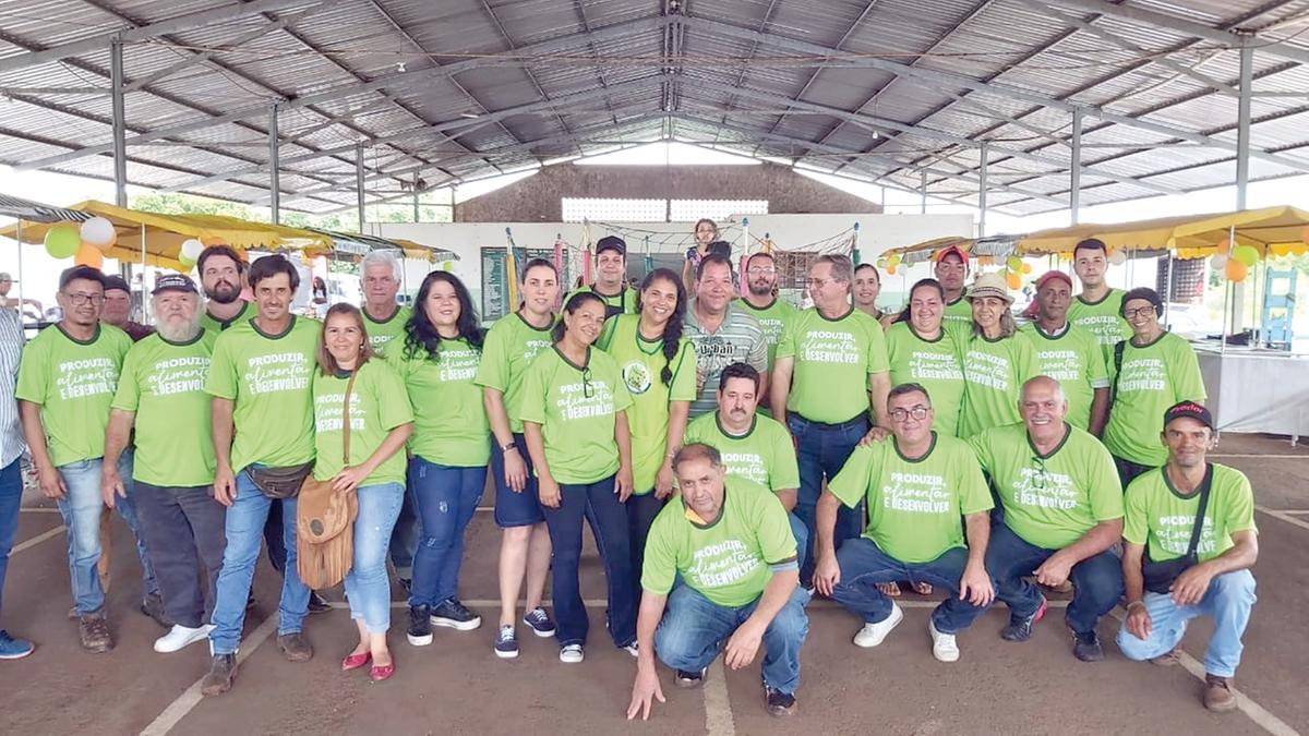 Quanto orgulho desta foto. A Feira do Produtor, projeto idealizado e realizado pelo Sindicato dos Produtores Rurais de Uberaba em parceria com a Prefeitura do município, Emater e Horvagra completou neste mês, 1 ano com grande festa. Na foto os produtores locais que todos os sábados, estão no Ceasa de Uberaba com seus produtos fresquinhos, levando qualidade para a mesa do Uberabense com preços acessíveis. (Foto/Divulgação)