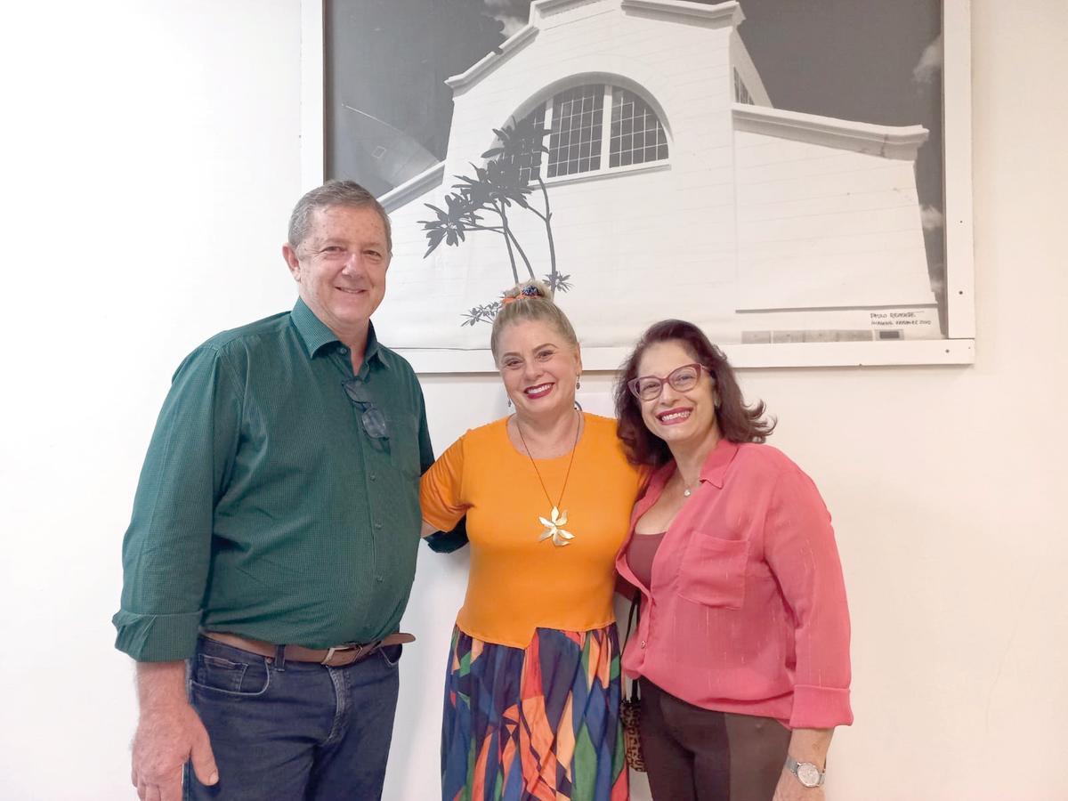 No fim de semana, o Presidente da Fiemg José Flávio Zago e a esposa Kátia bem receberam em nossa cidade a atriz Vera Fischer que se apresentou no Centro de Cultura José Maria Barra (Foto/Arquivo Pessoal)