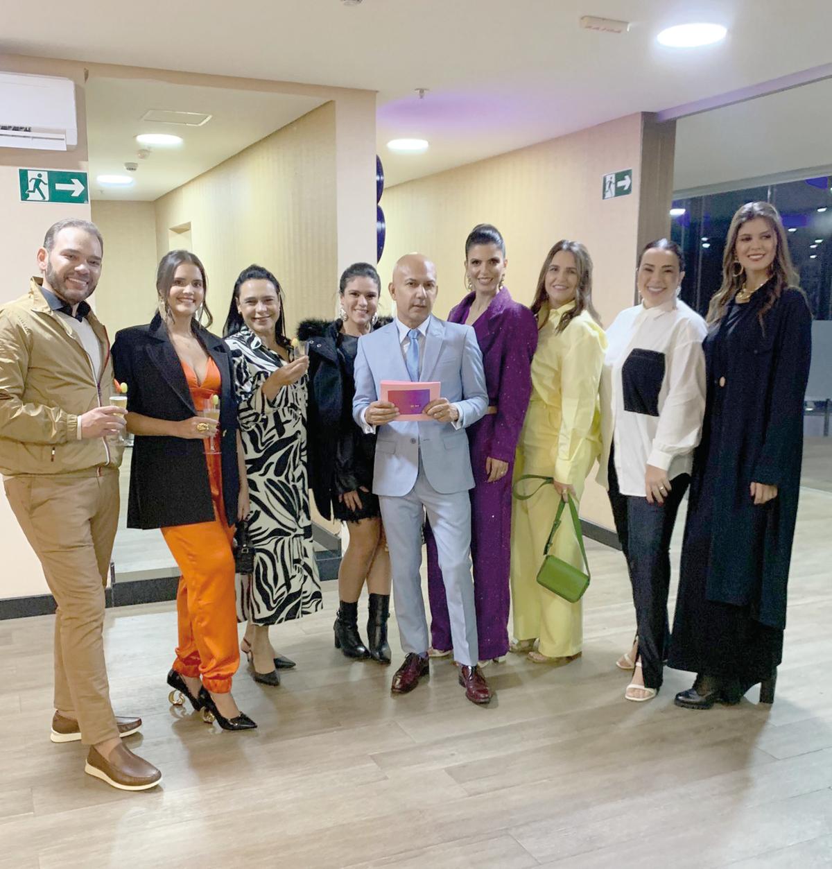 Reginaldo Fonseca e as personalidades Uberabenses, que movimentaram recentemente, o talk show de moda no Shopping Uberaba (Foto/Arquivo Pessoal)