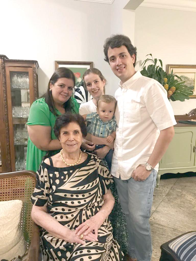 Edu completou seu primeiro aninho em família. Na foto com os pais e a avó Nídia Ajambuja e a Bisavó Doralda Santos (Foto/Arquivo Pessoal)