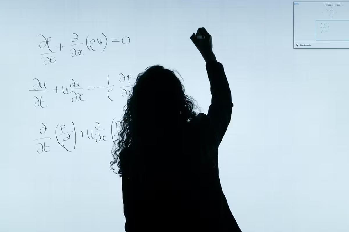 Imagem ilustrativa de uma professora de matemática (Foto/Pexels)