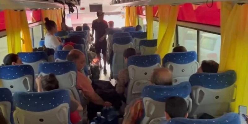 Jogadores deixaram a capital Cartum com a ajuda de um ônibus em direção à fronteira com o Egito (Foto/Reprodução TV Globo)