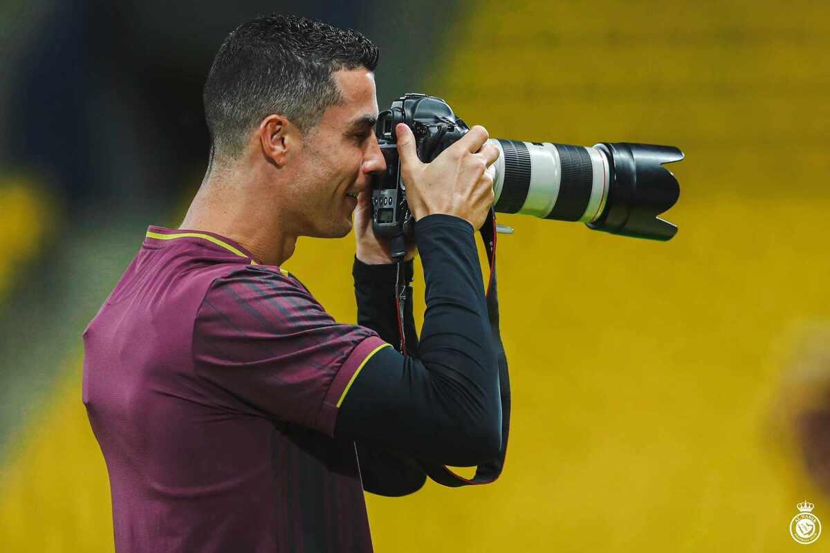 Cristiano Ronaldo tirou muitas fotos de seus companheiros antes do treino começar (Foto/Reprodução - Twitter@AlNassrFC_EN)