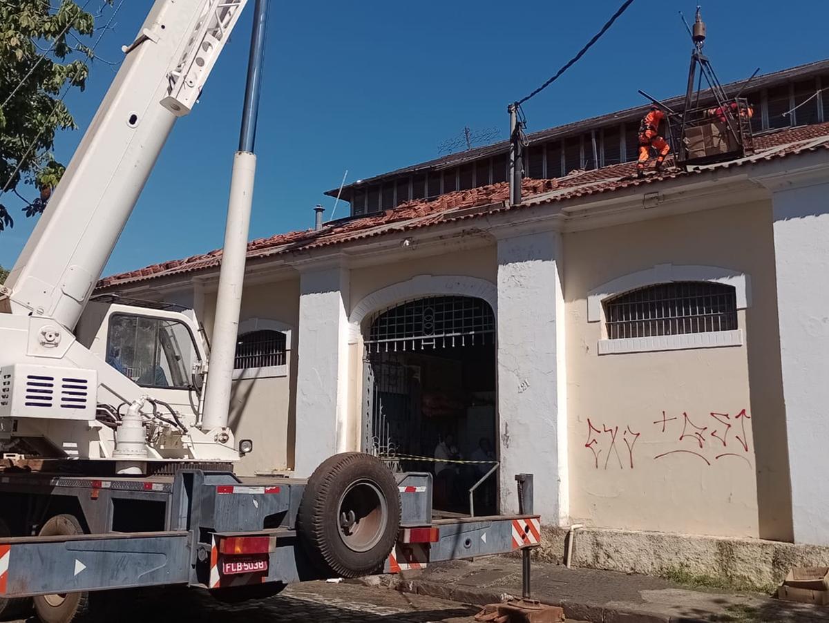 Equipes da Sesurb e do Corpo de Bombeiros retiram telhas deixadas pela antiga construtora do Mercadão, em Uberaba (Foto/Jairo Chagas)