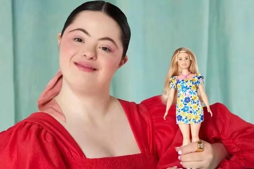 modelo britânica Ellie Goldstein disse que se sentiu "impressionada" quando viu a nova Barbie (Foto/Mattel/Divulgação)