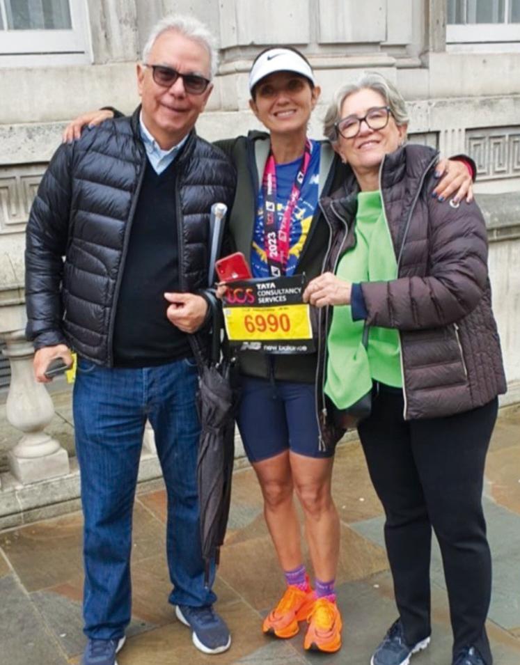 Bezinha Simões realizou sonho aos 40’, conquistando medalha na Maratona de Londres 2023, prestigiada por seus pais Cristina e José Luiz Guido (Foto/Arquivo Pessoal)