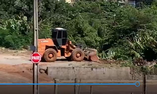 Momento flagrado por leitor do descarte de entulho na área do Córrego da Manteiga (Foto/Reprodução)