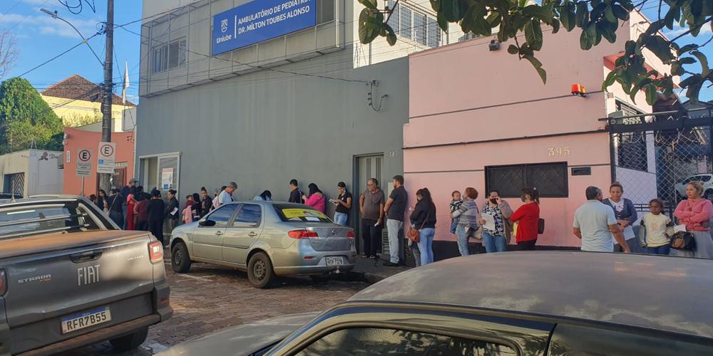 Atualização de sistemas causa longa fila de pacientes no Milton Toubes
