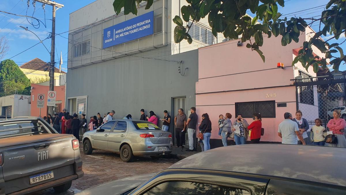 Situação da fila no lado de fora do ambulatório Milton Toubes (Foto/JC Duran)